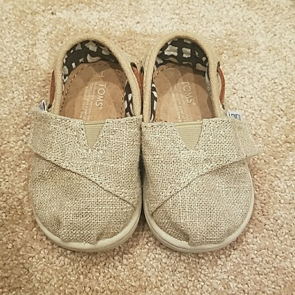 Tom's tan toddler shoes size 4